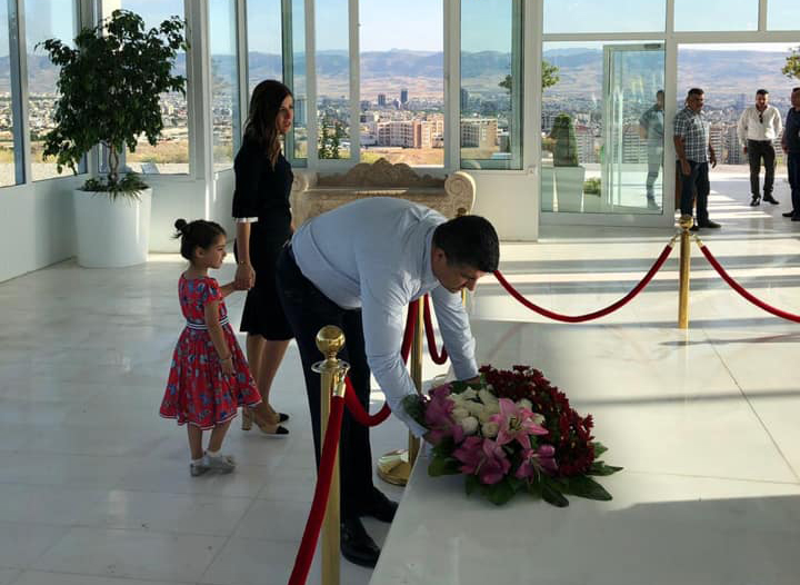 لاهور شيخ جنكي يضع اكليلا من الزهور على ضريح الرئيس مام جلال
